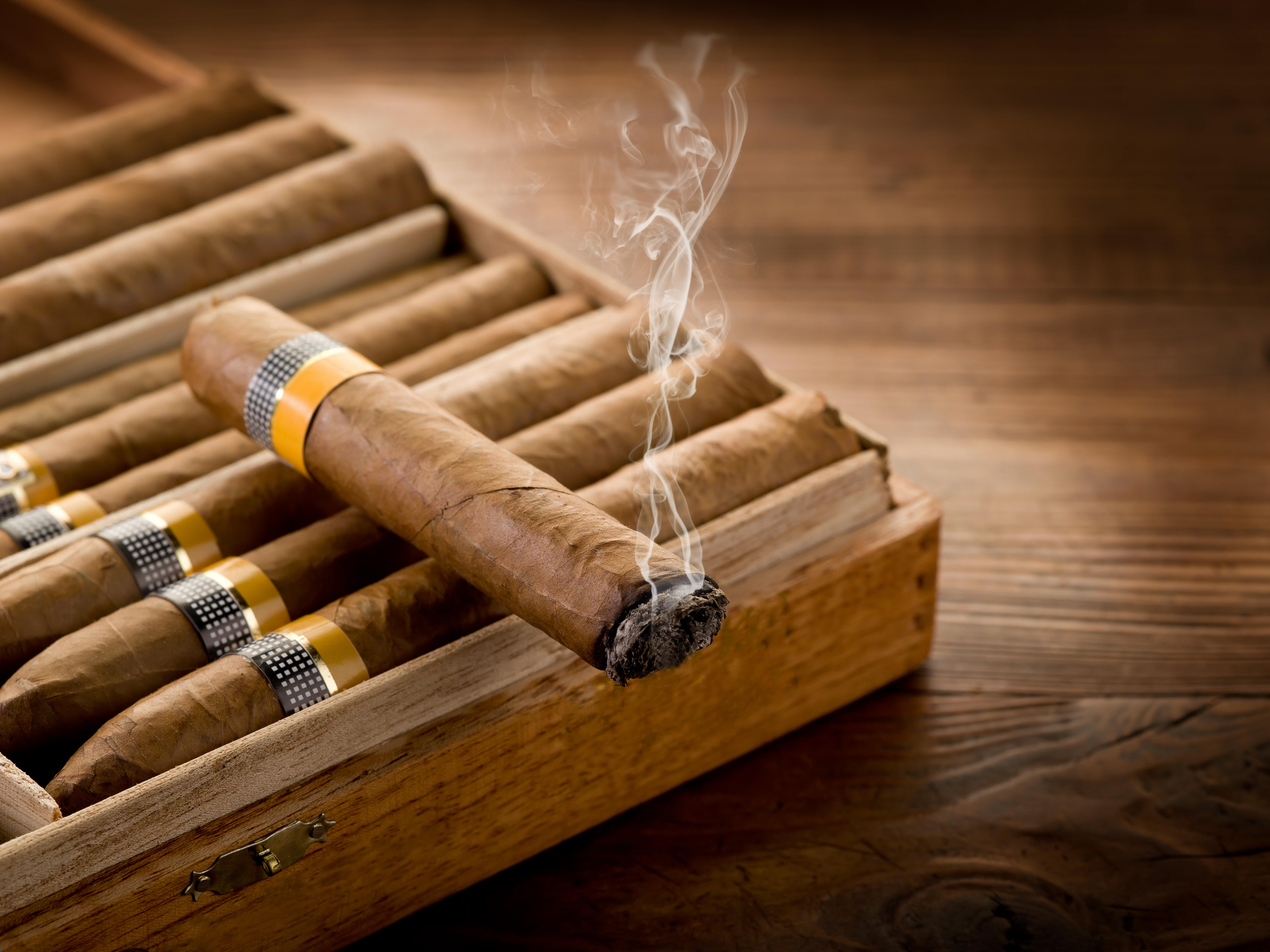 Альтернативная табачная продукция это. Кубинские сигары. Огромная Кубинская сигара. Тлеющая Кубинская сигара. Самая дорогая Кубинская сигара.